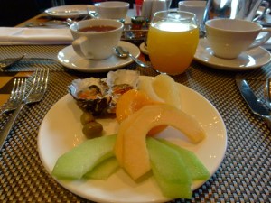 Oysters with hot sauce with an olive and fruit accompaniment